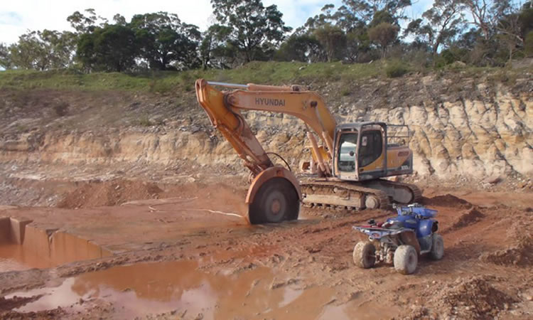 Excavator Hydraulic Rock Saw attachment for sale - POIN