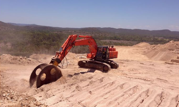 Excavator Hydraulic Rock Saw attachment for sale - POIN